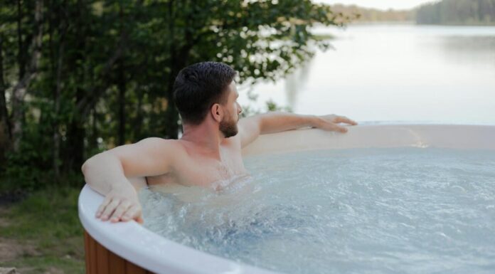 Mężczyzna relaksujący się podczas kąpieli w jacuzzi