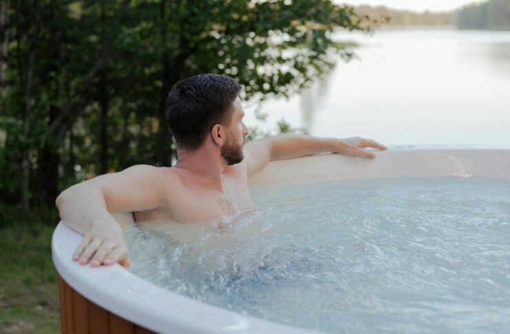 Mężczyzna relaksujący się podczas kąpieli w jacuzzi