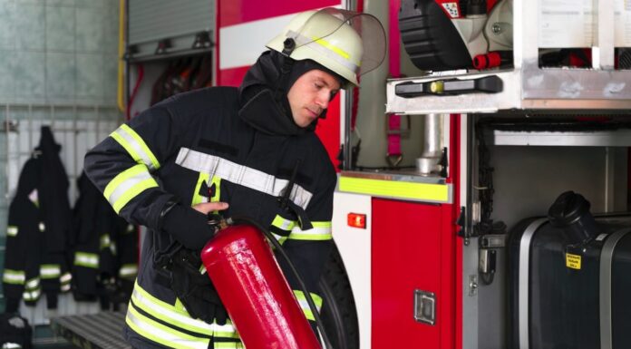 Strażak z gaśnicą