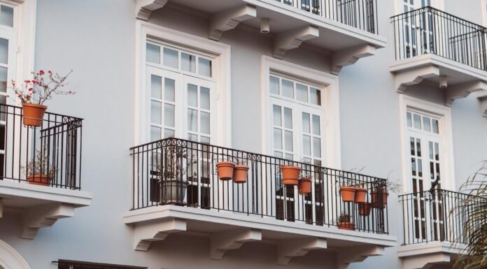 Katowice – dlaczego stają się coraz bardziej atrakcyjne dla mieszkańców? Balkony w kamienicy