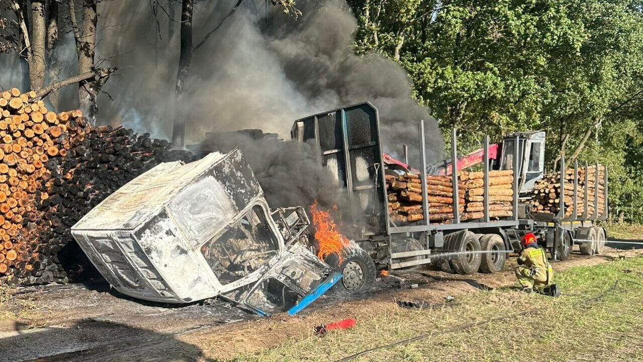 Pożar w Golinie: Spłonęła ciężarówka z drewnem